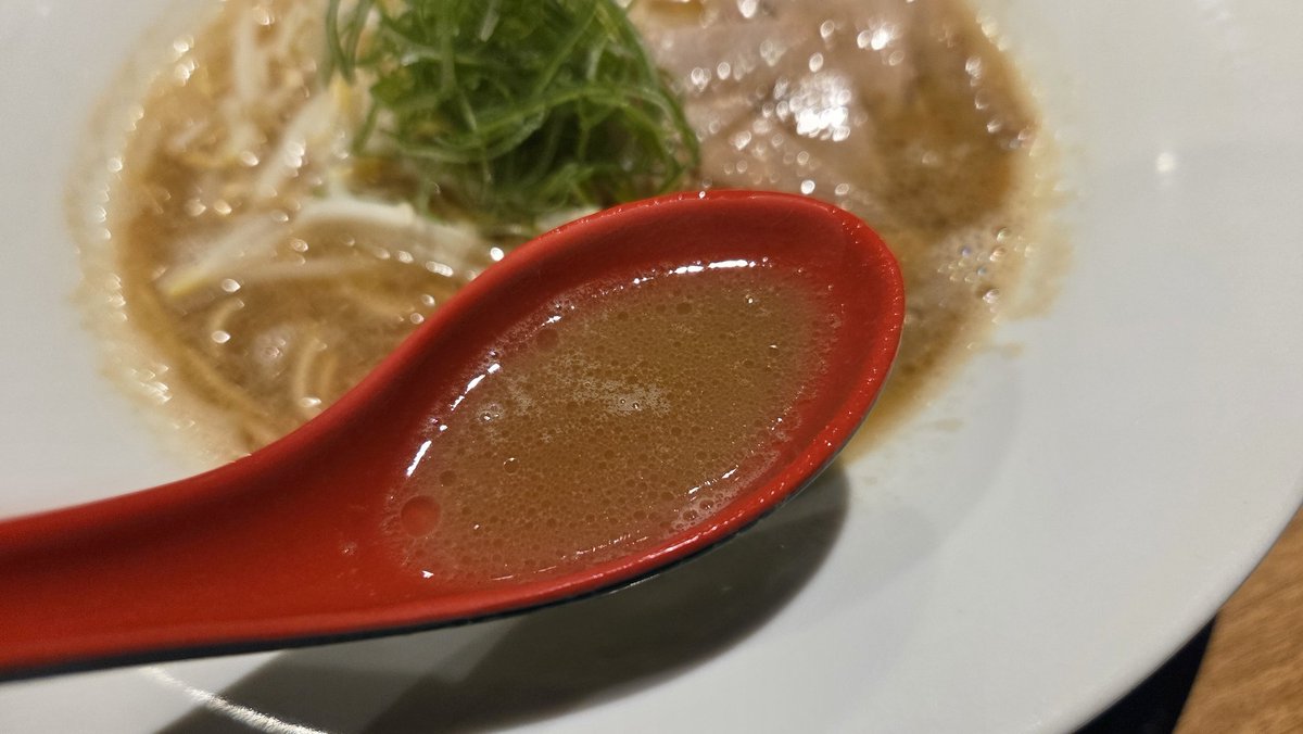 watarujin1110's tweet image. 階杉の中華そば259THB, 黄金カツ丼299THB(VAT, ｻ料別)
階杉@PhromPhong 
新作の中華そば。広島風でちょっと甘めの豚骨醤油スープに細ストレート麺、煮豚チャーシューにモヤシ。濃厚な豚骨スープ美味し。黄金カツ丼は2度目。サクサク豚カツに中華餡がとても合う。美味しく完飲完食
#ラーメン
#バンコク