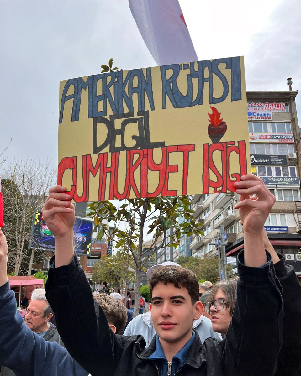 emelnur00's tweet photo. #GençlikHedefte ise Türk gençliği bir set gibi onun karşısındadır! Bu çürümüş sistemin sonu gelmektedir. https://t.co/tWeZJRxVLV
