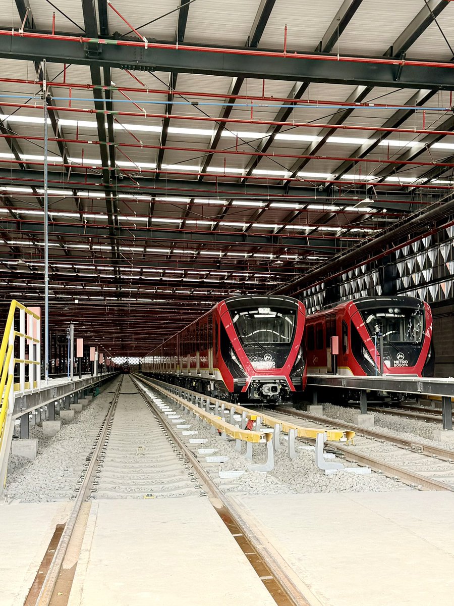 AndreaMariaNM's tweet photo. Fui al patio taller del @MetroBogota en sept/2025. 7 meses después, el avance de las obras es muy evidente y muy emocionante. Fuimos hoy con @UniandesCIAM A Bogotá sí le deseo un mejor sistema de transporte público, integrado, seguro, y que sea un goce!!! #EquitableMobility https://t.co/SJnrHzuRPN