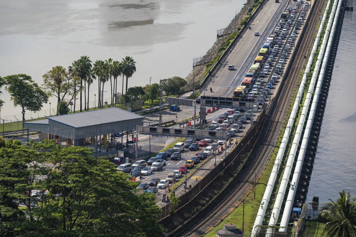 La frontera entre Malasia y Singapur es de las más transitadas del mundo. La cruzan 350.000 personas al día. Pero ahí también se puede cruzar en tren o colectivo, y están en proceso de construir un "Sistema de Transporte Rápido". Acá lo máximo que se plantea es otro puente.