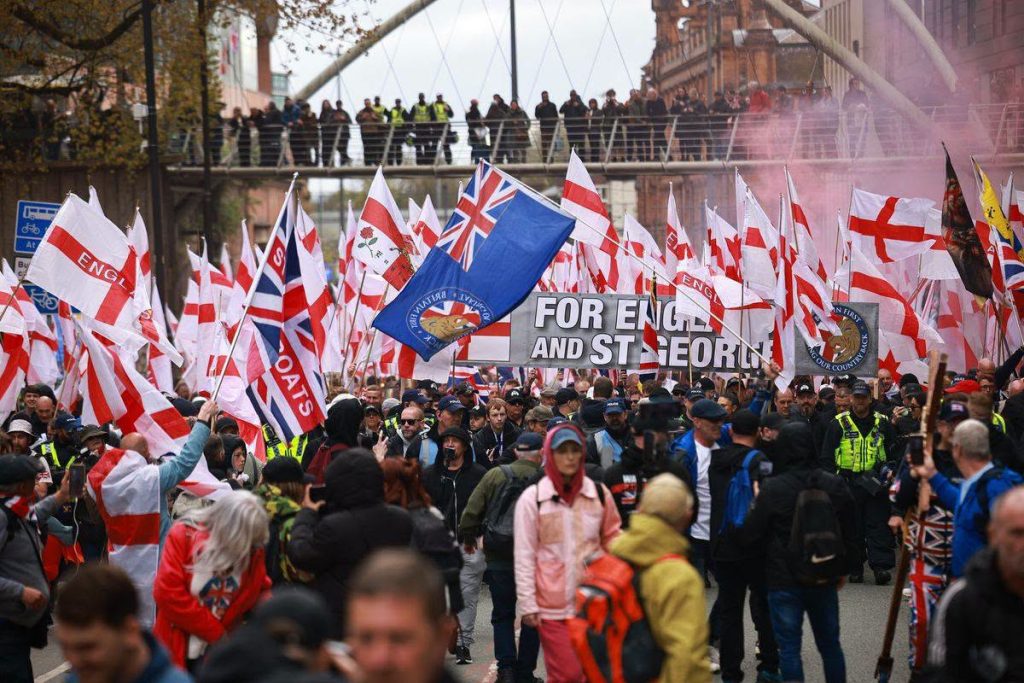 HEAD_POST_EN's tweet image. Britain First marched in Manchester on St George's Day, protesting migration; 3 arrested

Follow: head-post.com/hundreds-of-br…

#BreakingNews #NewsUpdate #PoliticsLive #StGeorgesDay #BritainFirst #ManchesterProtest #Proteste #ProtestNews #Europe #Manchester #ImmigrantsFirstBritishLast