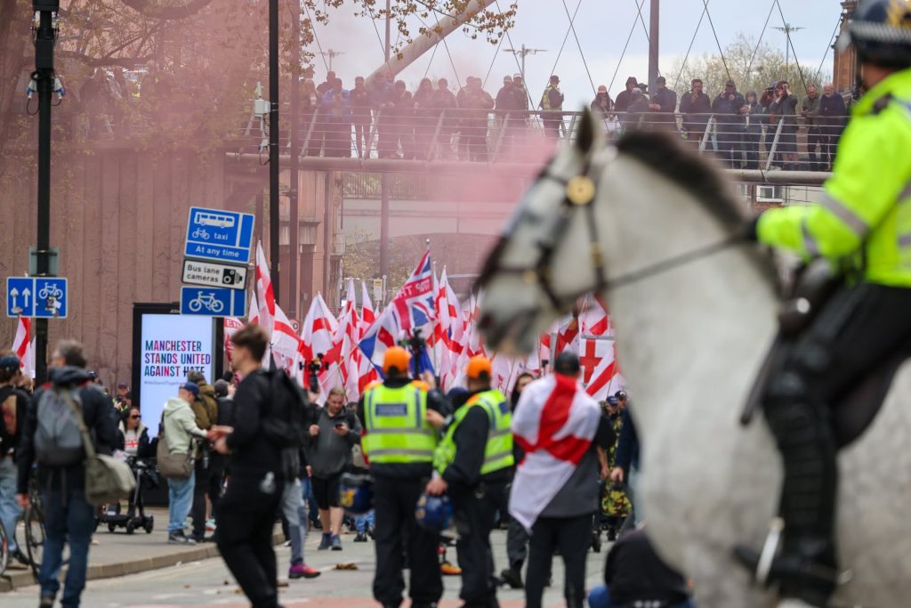 HEAD_POST_EN's tweet image. Britain First marched in Manchester on St George's Day, protesting migration; 3 arrested

Follow: head-post.com/hundreds-of-br…

#BreakingNews #NewsUpdate #PoliticsLive #StGeorgesDay #BritainFirst #ManchesterProtest #Proteste #ProtestNews #Europe #Manchester #ImmigrantsFirstBritishLast