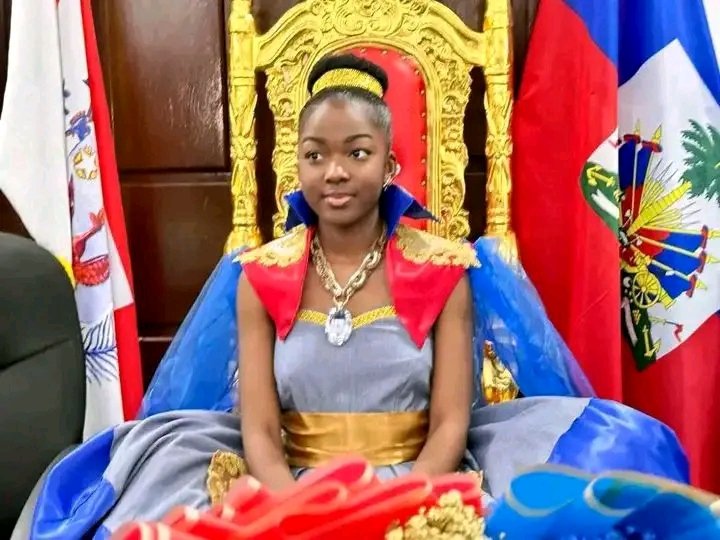 fiertefm's tweet photo. Haïti a plus de foi en House of Challenge que la moitié du continent africain.
House of Challenge 2026. Huitième édition.11 pays africains sur 54. Moins de 20% du continent. Et Haïti, pays invité, génère une mobilisation qui dépasse celle de l'ensemble des participants africains réunis.
Les 43 pays absents sont le vrai sujet. Leur absence révèle une réalité que les chiffres confirment : le marché de la téléréalité compétitive n'est pas encore intégré à l'échelle continentale.
Il y a aussi une question de légitimation culturelle. Dans plusieurs pays africains, les émissions de téléréalité peinent encore à s'imposer comme un genre noble auprès des décideurs médiatiques et des élites culturelles. Haïti fonctionne différemment. Pour un pays traversé par une crise profonde, chaque visibilité à l'étranger est traitée comme un espace de représentation nationale. Ce n'est pas de l'enthousiasme, c'est de la nécessité.
11 pays sur 54, c'est aussi un aveu d'échec de mobilisation pour les organisateurs. Haïti compense ce vide en apportant une énergie que des dizaines de pays africains n'ont pas fournie.
Le paradoxe est là : House of Challenge est une compétition africaine, financée, produite et diffusée pour l'Afrique. Logiquement, Haïti devrait être l'accessoire. C'est l'inverse qui se produit.
La diaspora haïtienne est massive et connectée: Etats-Unis, Canada, France, Antilles. Quand Haïti suit House of Challenge, des millions de personnes hors d'Afrique découvrent l'émission. Aucun des pays africains présents ne génère cette projection internationale spontanée. House of Challenge rêve d'une audience mondiale. Haïti est, involontairement, son passeport vers cette audience.
Les producteurs Bovann et Jojo le savent. En invitant Haïti, House of Challenge révèle, malgré elle, qu'elle ne peut pas encore remplir sa promesse avec l'Afrique seule. C'est sa limite. #FierteFM #Haiti