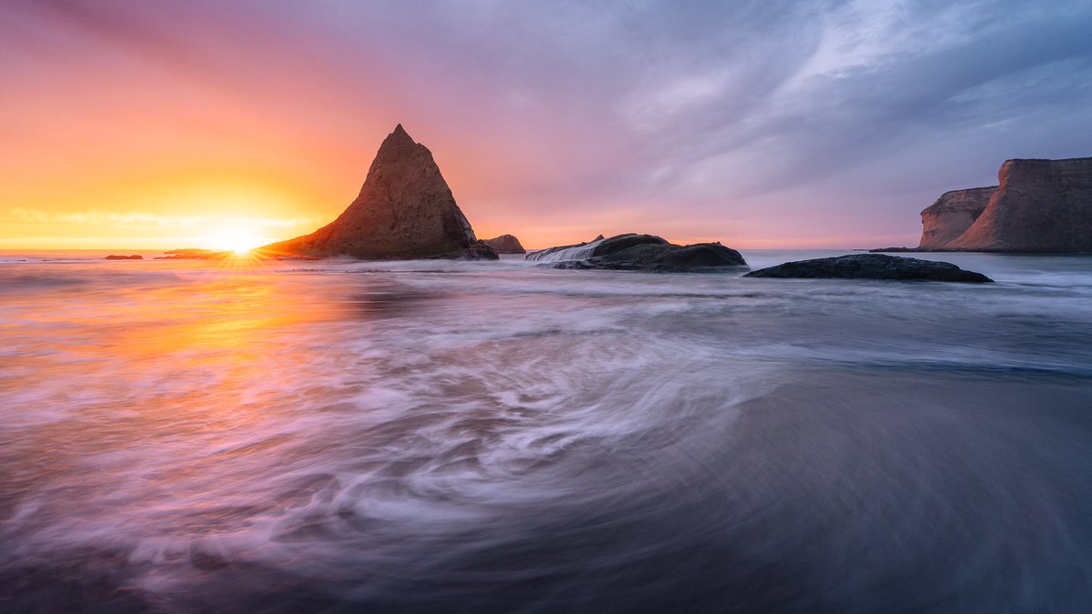 GTShutter90's tweet photo. Sometimes the beauty in nature is subtle and simple.. and other times it burns 🔥 itself into your memory.

#seascape #photography #california https://t.co/qpXODn5a4w