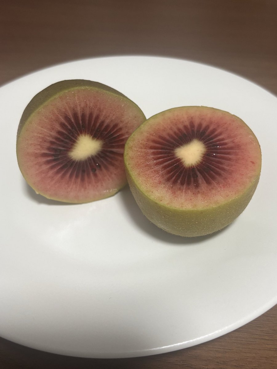 mai29_7f's tweet photo. @zespri_jp ルビーレッド味の想像がつかなかったけれど、キウイが更に甘くなった感じでハマりそう🥝❤️
まだ残ってるからもう少し熟らして食べまーす🤤

#赤い蜜たっぷり https://t.co/ZJLpDZ06Qk