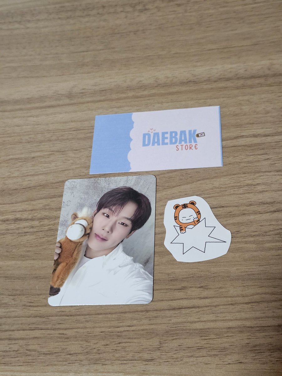 Feedback super positivo para <a href="/daebak_storek/">Daebak Store</a> !! Chegou tudo certinho e bem embalado como sempre, muito obrigada por sempre me ajudar na minha coleção 🩷🩷
