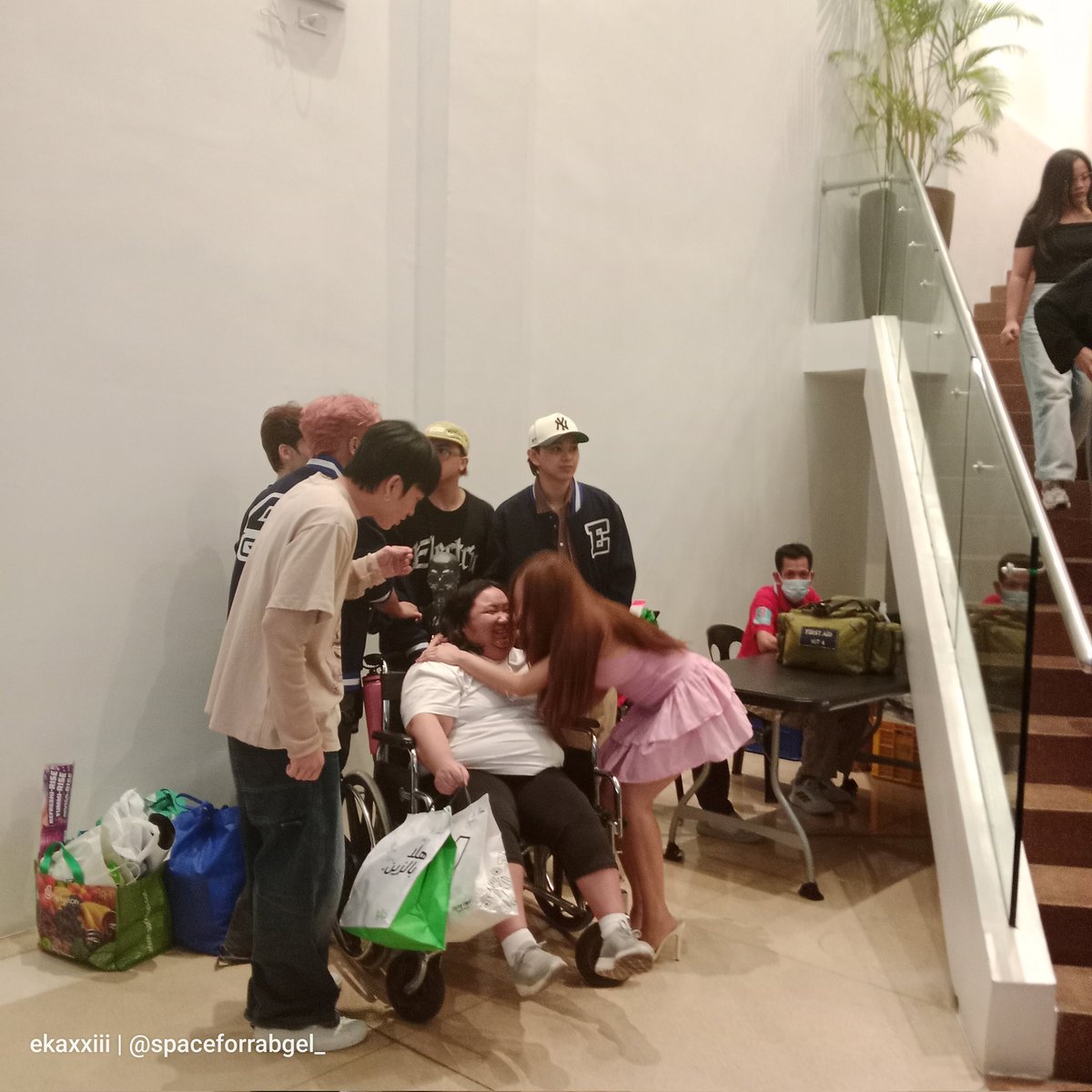 spaceforrabgel_'s tweet photo. d ko sana ipopost pero sige na nga, haha. supposedly ang photo op talaga sa taas. pero dahil sa case ko d ako pwede. so surprisingly bumaba ang rabgel at GAT just for me. my nagsasalita ng "Kamusta ka ate eka" boses lalaki, omg si rabin na pala haha at sympre kilala na ko ni gela https://t.co/hPdLridHty