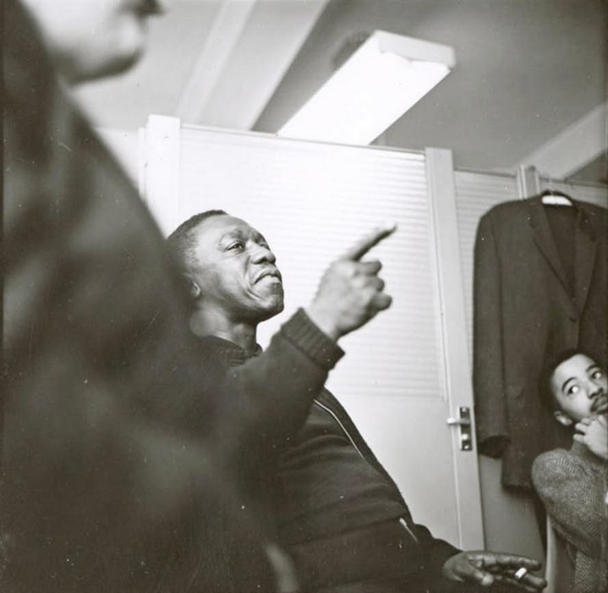 LuizSantosMusic's tweet image. Art Blakey with Tony Williams  (and Mel Lewis in the foreground) during a discussion for a DownBeat article held in DownBeat’s New York City office on January 28, 1964. 
#jazz #art #jazzhistory #jazzlegends