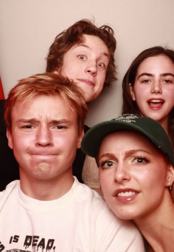 PreviouslySerie's tweet image. #ScoobyDoo

🔴NOVEDAD🔴

Primera imagen del cast protagonista del live-action de @Netflix.

• McKenna Grace será Daphne
• Maxwell Jenkins será Fred
• Tanner Hagen será Shaggy
• Abby Ryder Forston será Velma