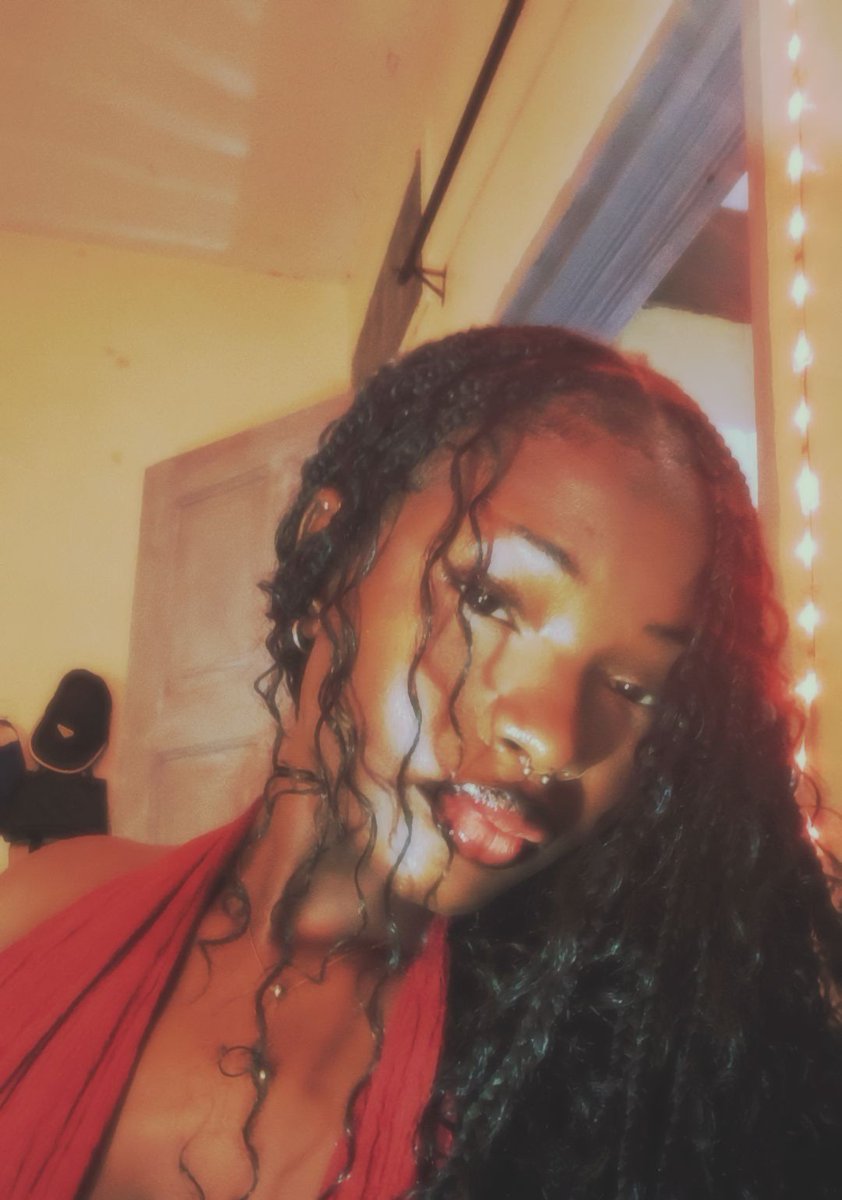 notnon_chalant's tweet photo. Always a lip combo girl 💋 https://t.co/qxRNM2TreK