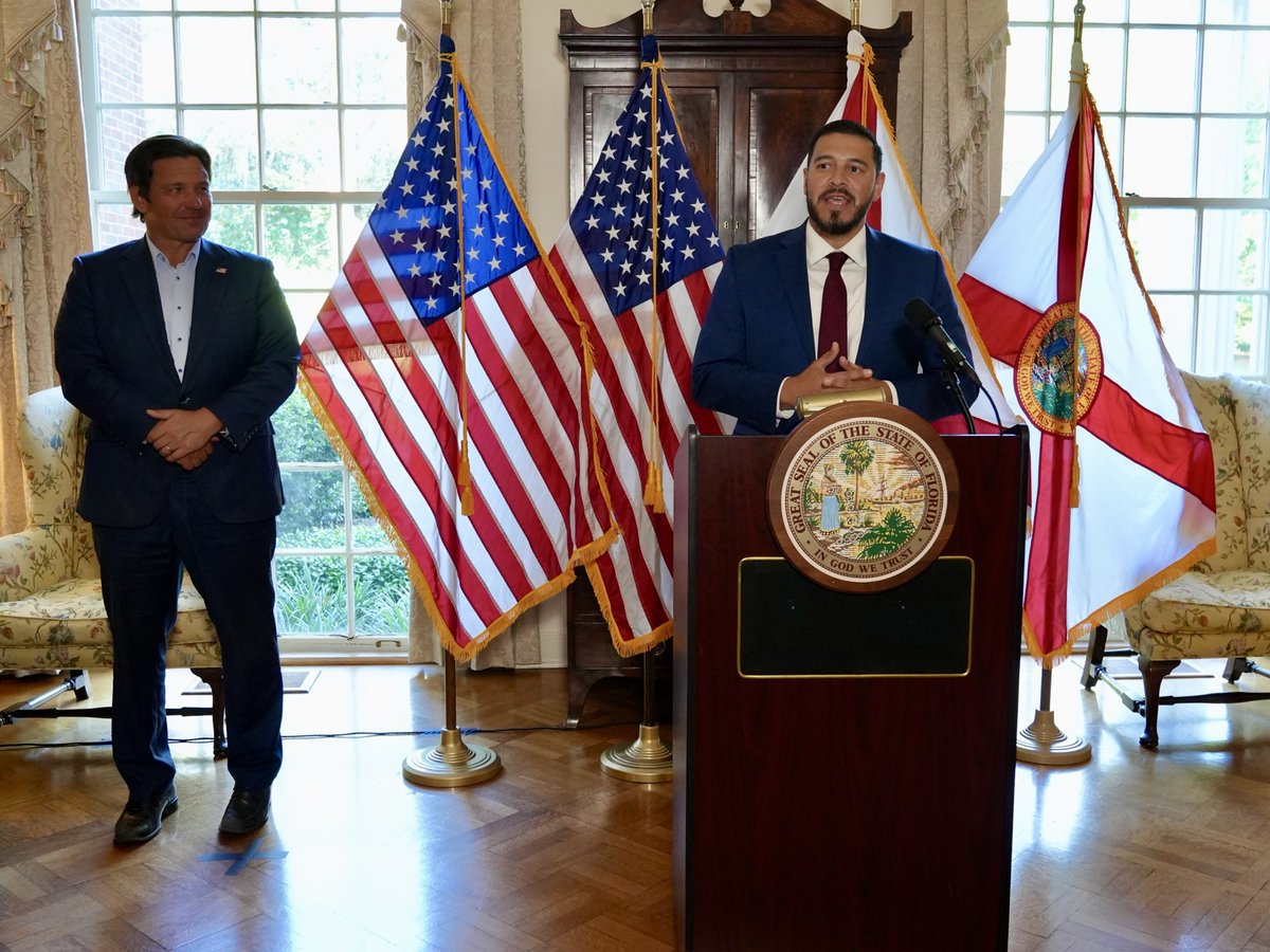 FloridaFellows's tweet photo. Congratulations, Class XXI! 

Thank you to Governor DeSantis for your continued support of the Fellows Program. Thank you as well to the families, agency heads, board members, alumni, and all who joined us to recognize this outstanding group last week at the Governor’s Mansion. https://t.co/Blhmw6ocvs
