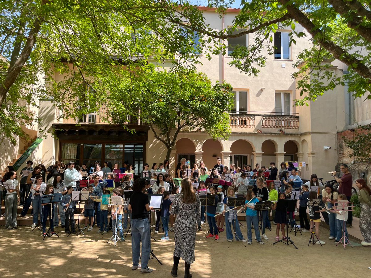 emmoxm's tweet photo. Us deixem algunes imatges i vídeo de la flautada d'enguany que va tenir lloc, aquest passat dissabte 18 d'abril, a Sant Feliu de Guíxols. https://t.co/tdpPrn0fmq