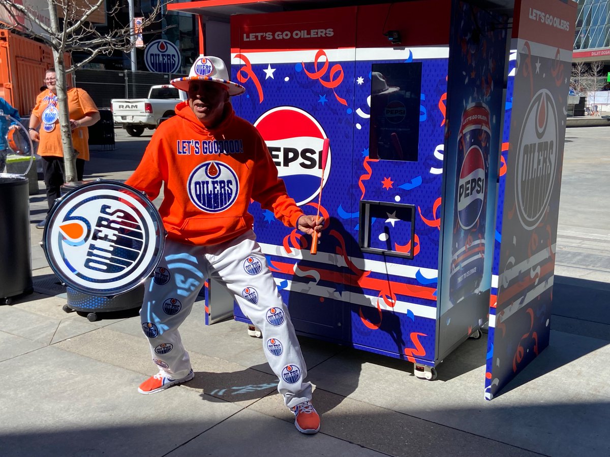 SarahRyanYEG's tweet image. We are at the @IceDistrict Plaza and there are dozens of fans in line for the @PepsiCanada #PepsiCanfetti - already decked out in all things @EdmontonOilers #yeg