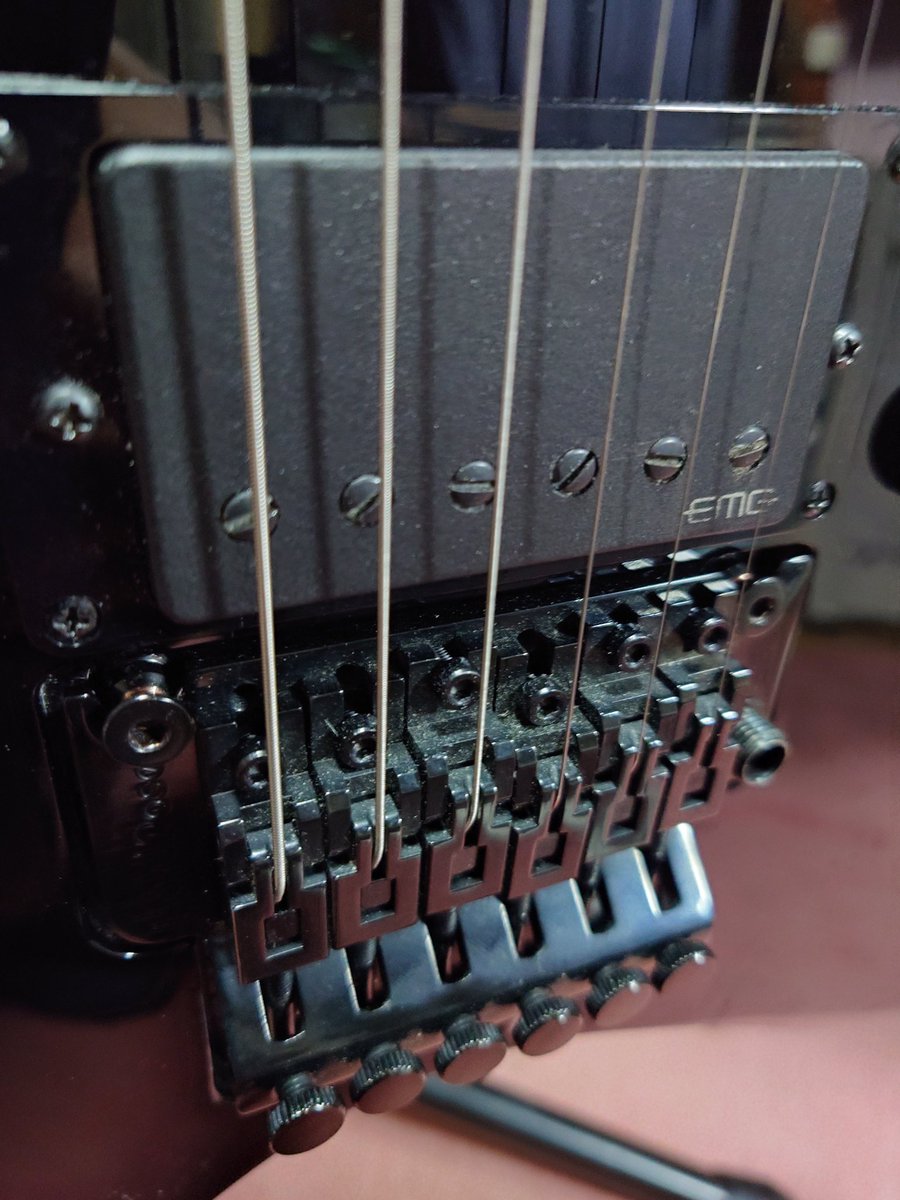 yoko_metal_head's tweet image. ◯弦◯フレットの音がなんか違う…とかそんな次元で自分しか気付かないだろうなっていう違和感から、やっぱりコレに😅配線がシンプルで好きですね😁PUは同じだけどGreenyと交換😁
同じのでもボディ材の違いで音も変わるもんですね🤔
#冒険しない男 #また同じの #EMG
