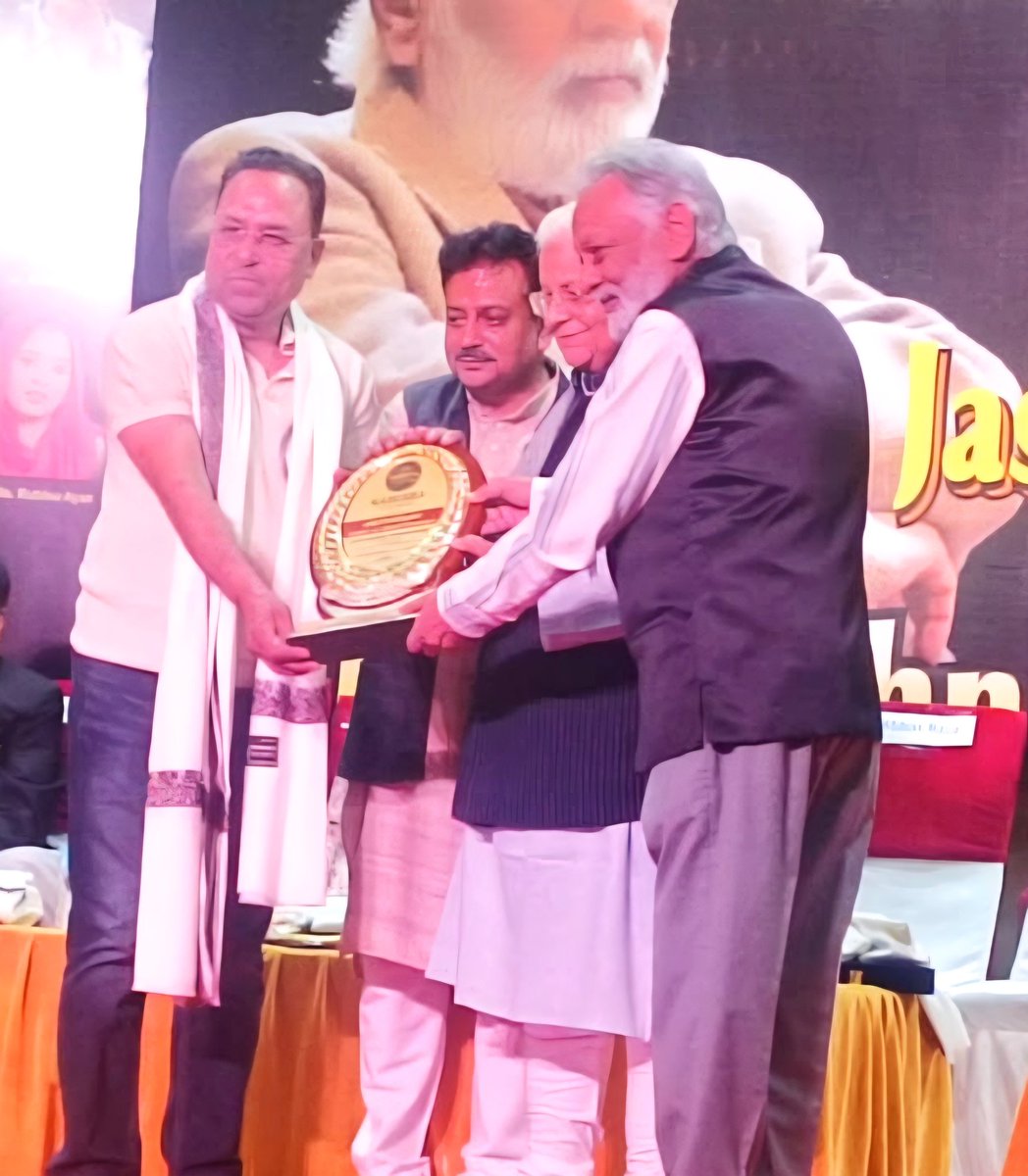 mohd_ali_sahil's tweet image. दोस्तों.... कल शाम उर्दू अकादमी, गोमतीनगर, लखनऊ में उस्ताद-ए-मोहतरम वासिफ़ फ़ारूक़ी साहब का जश्न बहुत ही धूमधाम से मनाया गया!देर रात तक ऑडिएंस ने मौजूद रहकर शायरों को ख़ूब दाद-ओ-तहसीन से नवाज़ा.. मुझ नाचीज़ को भी बड़ी मुहब्बतें नसीब हुईं।
#मोहम्मद_अली_साहिल 
#motivation #trending