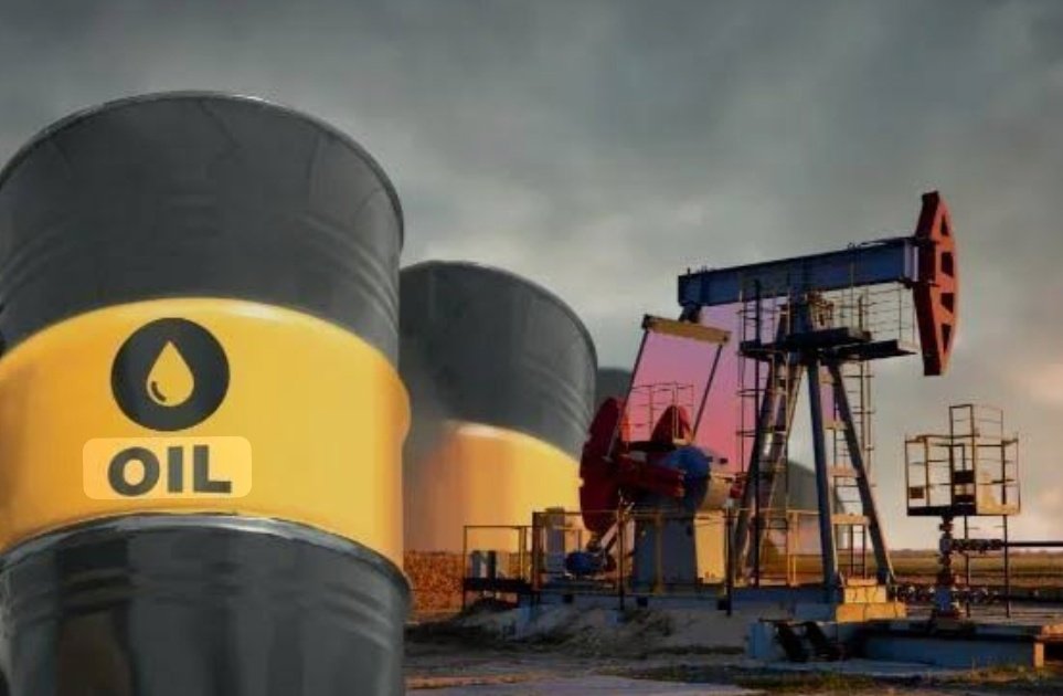 🔴EIA

يبدو أن الصين كانت قد خططت مسبقا لكيفية التعامل مع هذه الأزمة.

تمتلك بكين حاليًا ما يقارب 1.397 مليون برميل من النفط الخام، مقارنة بـ 825 مليون برميل لدى الولايات المتحدة؛ أي أن الصين تمتلك نفطا أكثر بنسبة 70% تقريبًا.

لكن الأهم هو السيطرة
حيث تُصنّف الصين 1.038 مليون