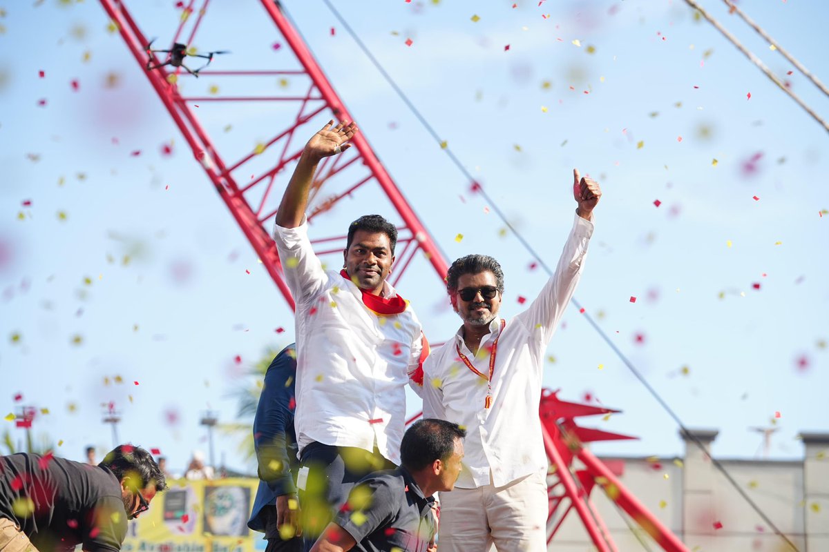 AadhavArjuna's tweet photo. வில்லிவாக்கத்திற்கு துணை முதல்வர் முதல் அவரது மொத்த குடும்பமுமே வந்ததனர், சென்றனர். ஆனால், இன்று வில்லிவாக்கத்தில் ஒரு புயல் வீசியிருக்கிறது. மக்கள் திரளுடன் வீசிய நம் வெற்றித் தலைவர் அவர்களின் பிரசார புயல் அது. ஆதிக்க அரசியலையும், பண அரசியலையும் ஆணிவேரோடு வீசியெறிந்துள்ள புயல் அது. மக்களின் ஜனநாயக எழுச்சியோடு மக்களுக்கான நல்லாட்சி உறுதியாகப் பிறக்கப்போகிறது.

நிச்சயம் வெல்வோம்! 
வாகை சூடுவோம், வரலாறு படைப்போம்!
1/3