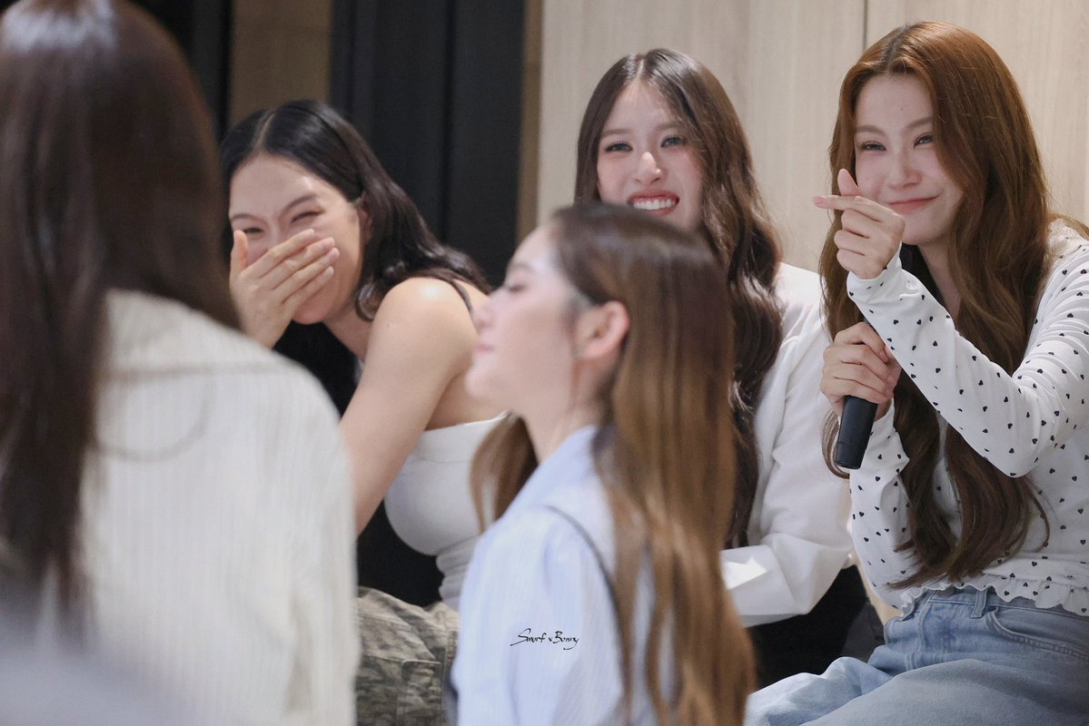 เหมือนพวกแก๊งแซวสาวในฟิคเลย พนตตัวเปิด วิวตัวชง พี่มิ้วตัวขำ 55555555555555555555555555 สงสารฟีมwa