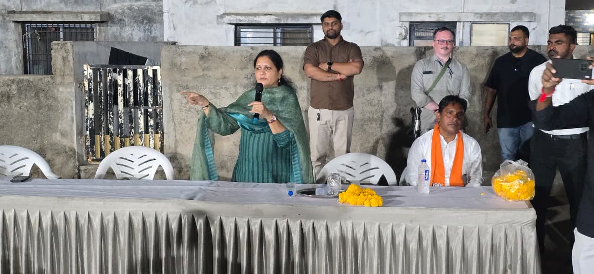 manisha_vakil's tweet photo. 🪷 ભાજપનો સાથ, વિકાસનો વિશ્વાસ 🪷

વોર્ડ નંબર 4 ખાતે આવેલ ગાયત્રી પાર્કમાં અનુસૂચિત સમાજ દ્વારા આયોજિત સભામાં મોટી સંખ્યામાં ઉપસ્થિત જનસમુદાયને સંબોધિત કરવાનો અવસર મળ્યો. https://t.co/2Ge5IjNzo9