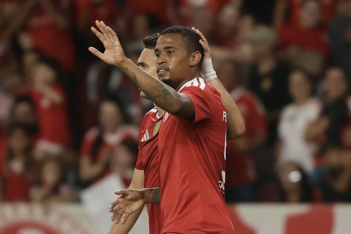 leonardomoll_'s tweet photo. 🇮🇩 Paulo Pezzolano prepara sequência de jogos para Alerrandro como titular no Inter.

Em meio as dificuldades ofensivas no Brasileirão, a avaliação da comissão técnica é que a entrada do centroavante pode trazer pontos importantes ao ataque - buscando uma recuperação neste aspecto.

Jogador vem sendo elogiado internamente, dentro de um contexto que valoriza suas atuações como titular desde a chegada em Porto Alegre. 

@EsporteBandRS 
📸 Ricardo Duarte / S.C Internacional