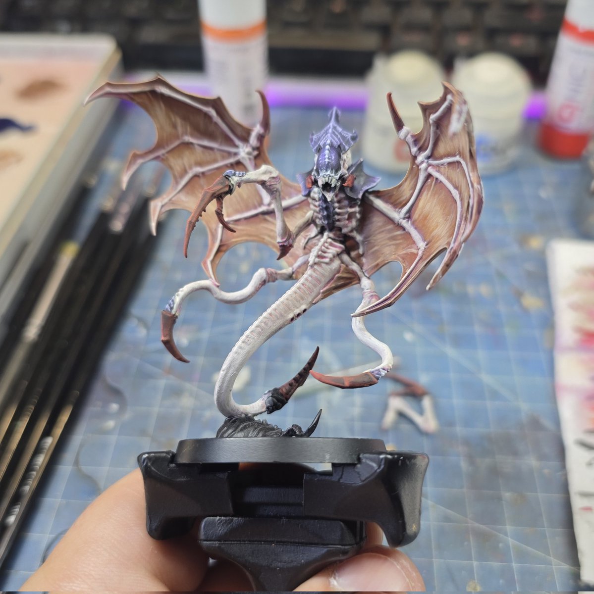 Farbencio's tweet photo. Terminado el directo, así queda por ahora. Hay que seguir trabajando la piel, arreglar las alas, y repasar muchas cosas. Es un bichejo fantástico. Espero que os guste el avance!💙🫶
#warhammercommunity #warhammer40k #paintingwarhammer #twitch #streamer #tyranid https://t.co/bwxOc8h8R7