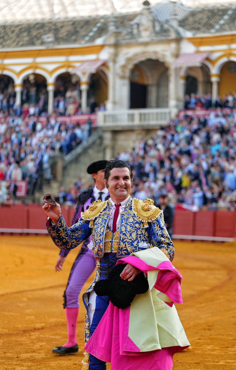 Oreja con fuerte petición de la segunda para Morante en su primer toro de hoy en La Maestranza.