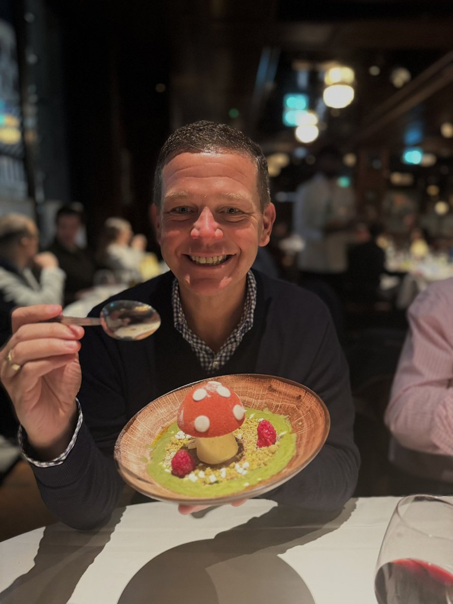 BUSAPAR3's tweet photo. 🍄 HARRY’S TOADSTOOL @harrysdolcevita White chocolate, fresh raspberries, mascarpone mousse, iced vanilla parfait and pistachio biscotti crunch served with warm pistachio sauce #dessert this is to die for! 😋 #forthegram #harrystoadstool #london 🇬🇧 #knightsbridge https://t.co/3pYMAqSa1X