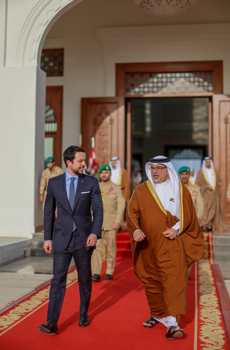 RHCJO's tweet image. His Royal Highness Crown Prince Al Hussein, upon arrival in #Bahrain, is welcomed by Crown Prince Salman bin Hamad Al Khalifa, the prime minister of Bahrain, who also bids him farewell upon departure.
#Jordan