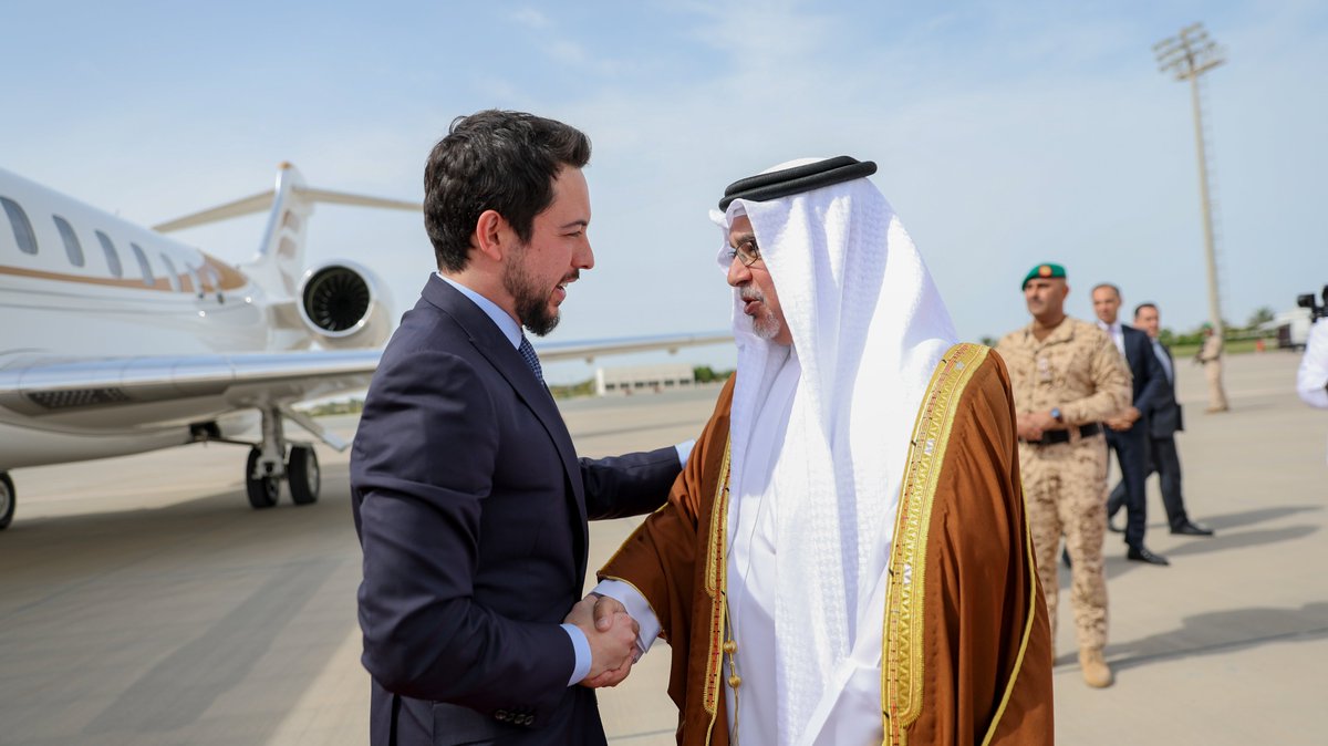 RHCJO's tweet image. His Royal Highness Crown Prince Al Hussein, upon arrival in #Bahrain, is welcomed by Crown Prince Salman bin Hamad Al Khalifa, the prime minister of Bahrain, who also bids him farewell upon departure.
#Jordan