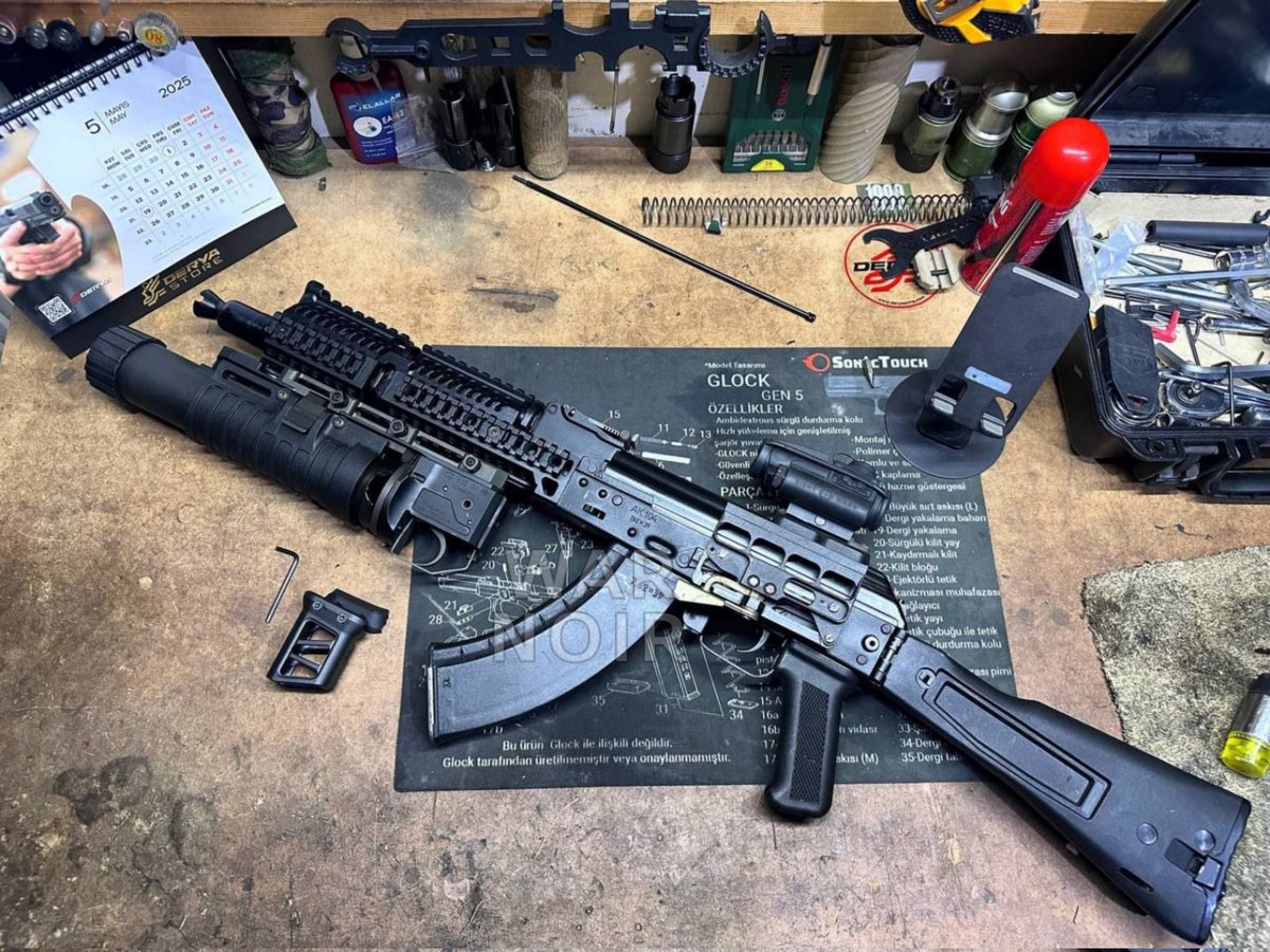 war_noir's tweet image. #Syria 🇸🇾: A new photo very recently posted by a #Chechen fighter of the "Syrian Army" (former #HTS).

The fighter seemingly has a very rare hardware: modified AK-104 carbine fitted with Czech CZ 805 G1 grenade launcher.