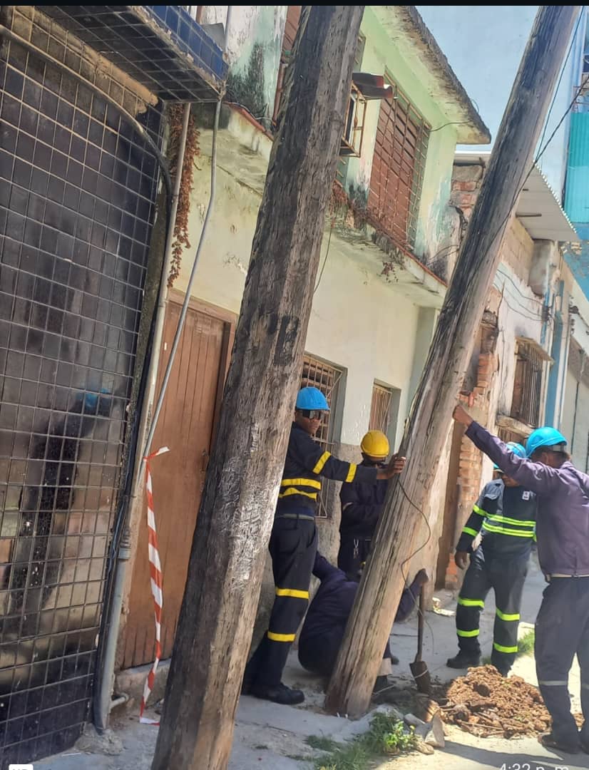 empresa_habana's tweet photo. EELH| Trabajo arduo y exigente en esta jornada para una brigada de la UEB Plaza-Cerro en calle Estévez entre Flores y San Gregorio, Cerro. Ensancar poste primario fue la labor ejecutada, ofreciendo solución a esta problemática de la comunidad. https://t.co/VT0YQX3oEs