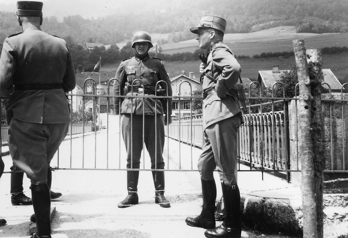 Pillandia's tweet image. Two members of the Swiss Armed Forces and a member of the German Wehrmacht at the border between France and Switzerland near Goumois (Canton of Jura). 
📸: 1940. 
pillandia.blogspot.com/p/avaleht-iniz… 

#WWII #Border #Switzerland #France