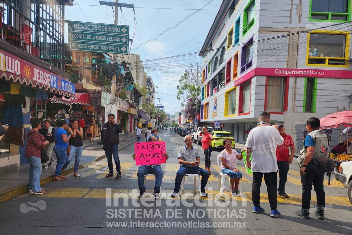 🚫 #PorDesabastoDeAgua | La falta de agua potable generó  en este arranque se semana protestas en la capital del estado, luego de que vecinos de la colonia Centro bloquearon la avenida Benito Juárez para exigir la intervención de la CAPACH.
interaccionnoticias.com.mx/?p=102092