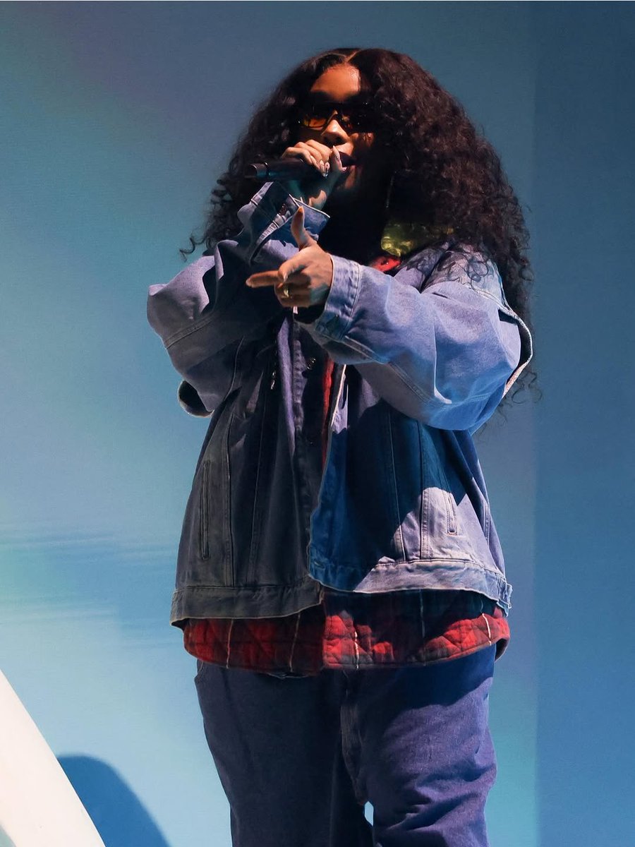 RCALabelGroupUK's tweet image. Scenes from Coachella weekend 2 🎡

🌵 @SZA joins @JustinBieber for “Snooze”
🌵 @Giveon brings out @SnoopDogg for “Beautiful”
🌵 #LISA (@wearelloud) joins @anyma_eva for “Bad Angel”
🌵 @SHENYENG links with @Davido