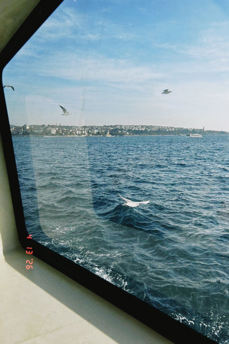 Bir akşam vakti; denize karşı gün batımını izlemek çekiyor.