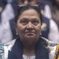 #urgente
Consuelo Porras jefa del <a href="/MPguatemala/">MP de Guatemala</a> esta dispuesta a 3 ofrecimientos:
Entregar carta de renuncia a <a href="/BArevalodeLeon/">Bernardo Arévalo</a> 
Perseguir a Miguel Martinez y Alejandro Giamatei 
Perseguir a Alejandro Sinibaldi.
Si la reelige. 

Uta que oferton