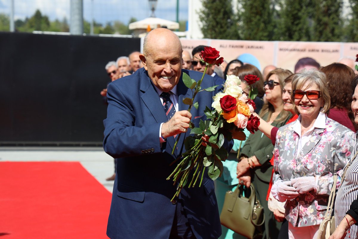 BMT_FreeIran's tweet image. #PARIS — Dear Mayor @RudyGiuliani, welcome to the home of the Iranian resistance. Your speech was, as always, powerful and deeply inspiring. Thank you for your unwavering support for a #FreeIran and for standing with the Iranian opposition. #MEK