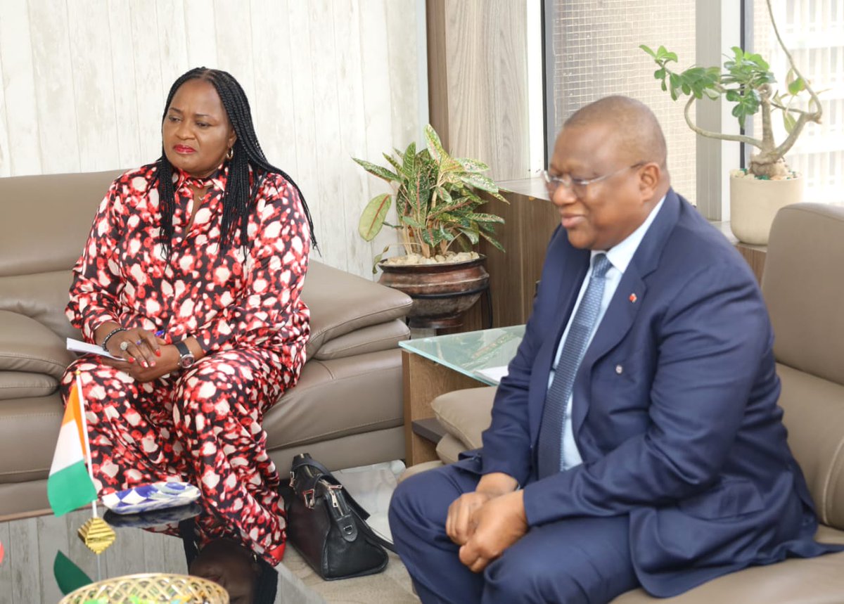 MINCOM_CI's tweet image. 4/4
Le ministre s’est félicité de la qualité des relations bilatérales et des perspectives de collaboration.
 ➡️Un partenariat stratégique pour une information responsable et un numérique performant.
#Coopération #Diplomatie #Numérique #Communication #MICOM #CIV