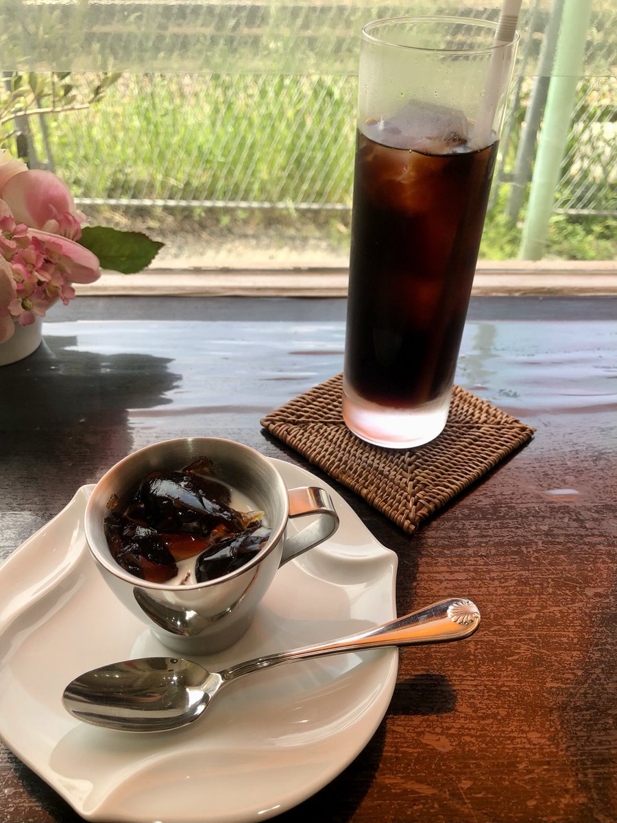 maririnparfum8's tweet photo. アイスコーヒーの、美味しい季節到来🌷
直近、週末の、カフェタイム風景☕️
窓辺のカウンター席の目の前を
井の頭線がコトコト通るのを眺めながら、
飲む珈琲の味は、格別🌿^_^
#久我山 #cafek #井の頭線 #珈琲 https://t.co/6iNcMVnI9F