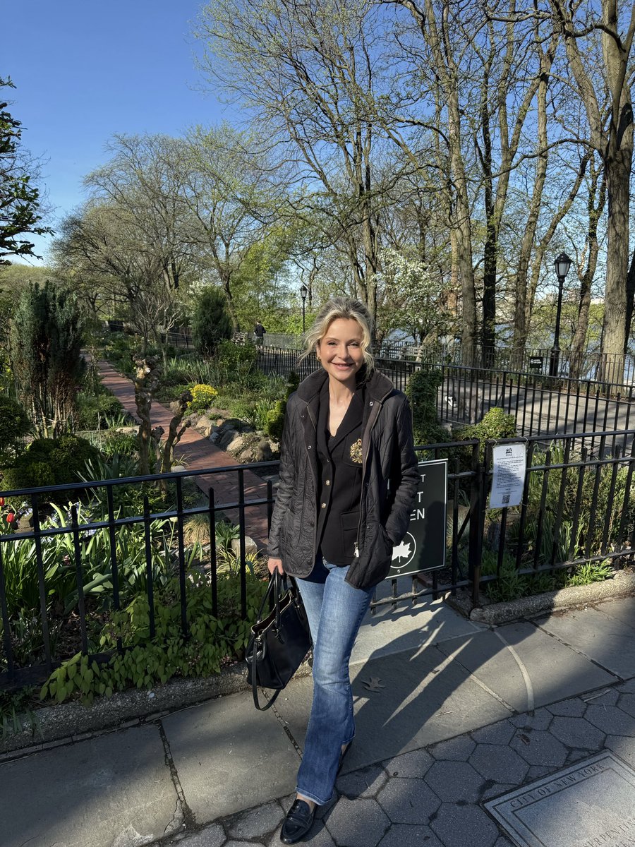 SandraNavidi's tweet image. Last weekend in the super-gorgeous Hudson Riverside Park, #Manhattan, recharging my batteries for the new week. #spring #blossoms
 
Mehr zur wirtschaftlichen, politischen und gesellschaftlichen Zukunft der USA erfahren Sie in meinem Buch “Die DNA der USA: Wie tickt Amerika?,” das