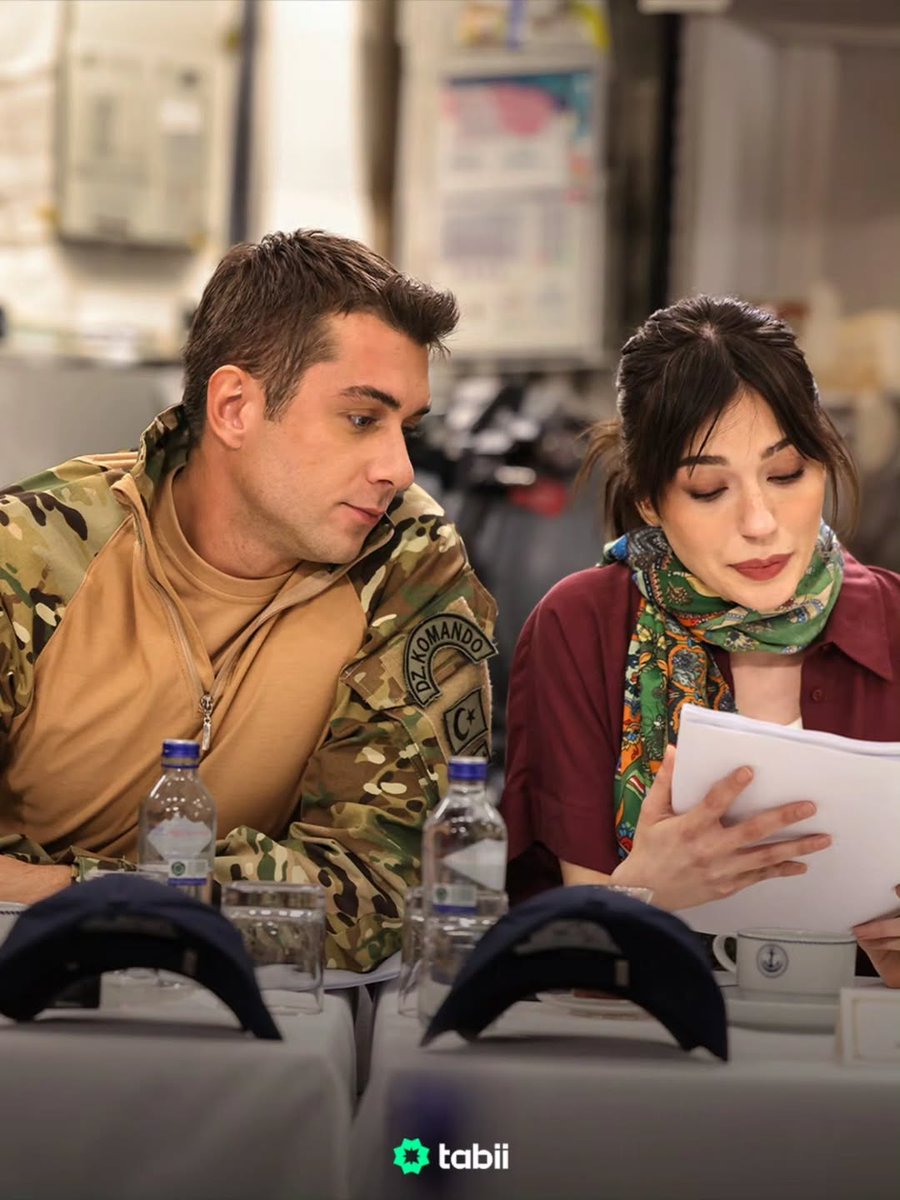 seriesonline_br's tweet photo. 📲 Primeiras imagens de #OperasyonAlesta ⚓️

A série começou as gravações e teve leitura de roteiro no navio TCG İstanbul.
Com #CemBender, #OnurSeyitYaran, #FıratÇelik e grande elenco, a trama acompanha militares turcos em missão em um país africano. https://t.co/qNjrPEYNGw