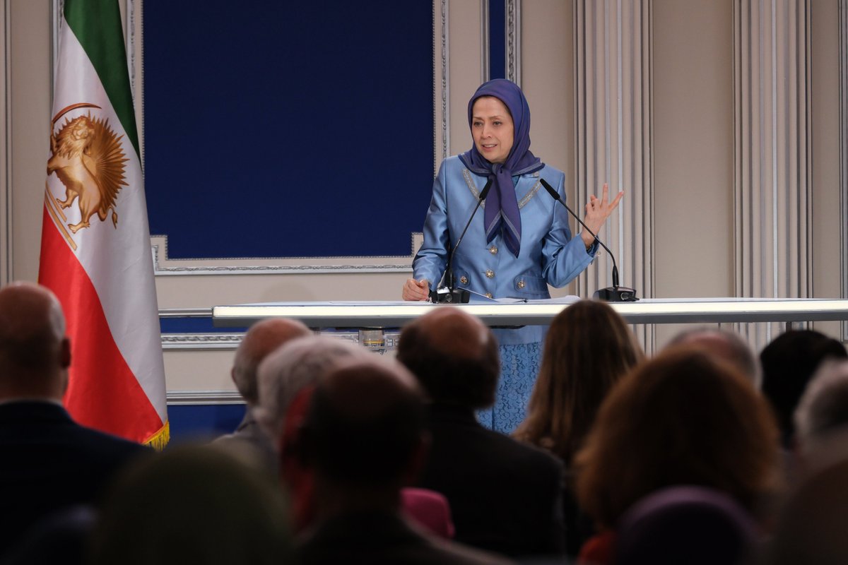 Maryam_Rajavi_A's tweet image. إلى الأمام نحو جمهورية ديمقراطية
جبهة 'لا لنظام الشاه ولا لنظام الملالي' شرط ضروري لإسقاط النظام الكهنوتي

نحن أمامنا أفق تتحول فيه إيران، من خلال إسقاط نظام الإرهاب الحاكم باسم الدين في إيران على يد الشعب والمقاومة المنظمة، إلى بؤرة للسلام والاستقرار في المنطقة. وهو نفس الأفق