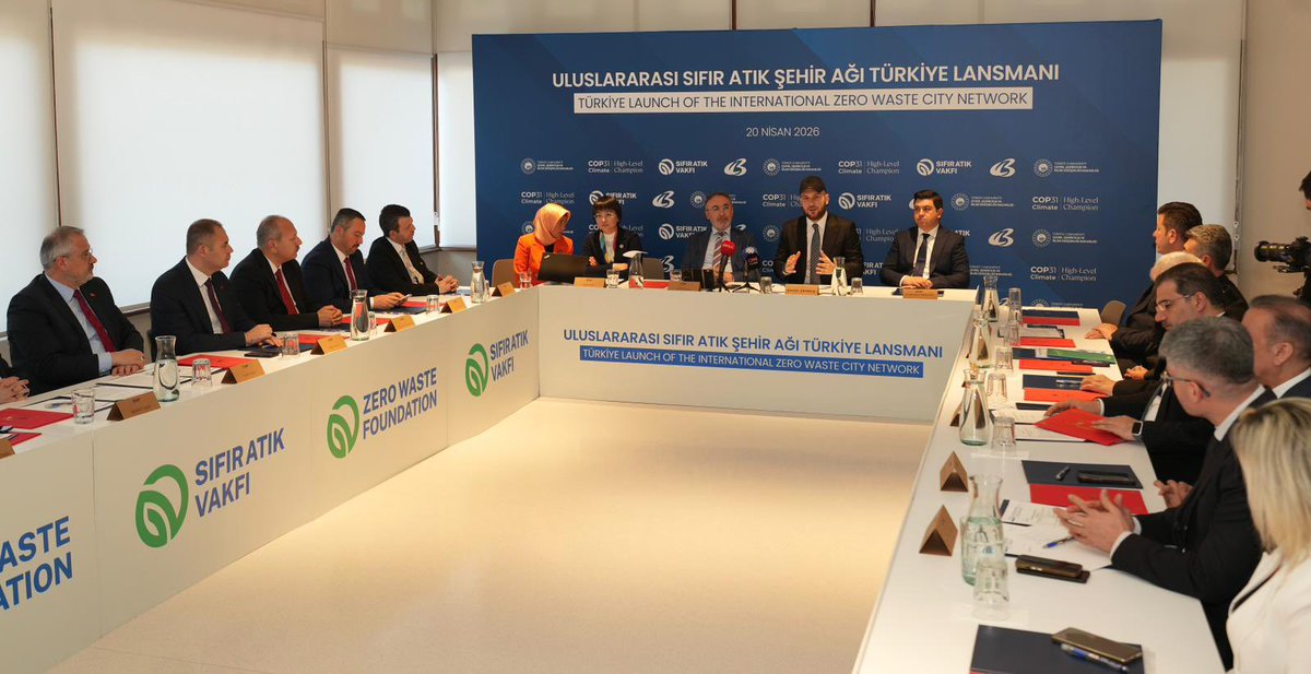 csbgovtr's tweet photo. Bugün gerçekleştirdiğimiz Uluslararası Sıfır Atık Şehir Ağı Türkiye Lansmanı’mız ile şehirlerimiz için yeni bir dönemi başlattık.

Şehirlerin çevresel, sosyal ve ekonomik sürdürülebilirliğini güçlendiren Sıfır Atık Şehir Ağı; merkez ve gözlemci üyeleriyle bilgi paylaşımını, iyi uygulamaların yaygınlaşmasını ve ortak aklı merkezine alıyor.

Türkiye’den 20 belediyemizin katılımıyla daha da güçlenen bu yapı, yerelden küresele uzanan etkili bir iş birliği modeli sunuyor.

Bakanlık olarak eş yürütücü sorumluluğumuzla şehirlerimizin küresel ölçekte güçlendirilmesi için çalışmalarımızı kararlılıkla sürdürüyoruz.

@sifiratikvakfi0