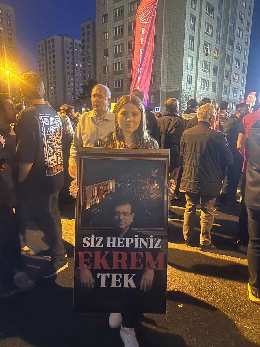 Sol Yumruk tweet media