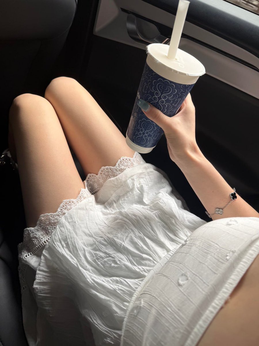 radeto15's tweet photo. The relaxed feeling of summer comes from the white dress☀️ https://t.co/GNfOM60ZFr