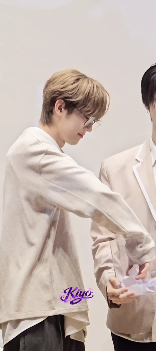 yoonyg0321's tweet image. 260421 하츠웨이브 비바케이팝 대면팬싸
#윤영준 #YYJ

갓경 영준💜

#하츠웨이브 #hrtzwav #HRTZWAV_NINETEEN