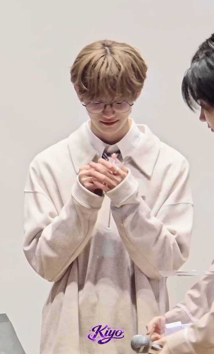 yoonyg0321's tweet image. 260421 하츠웨이브 비바케이팝 대면팬싸
#윤영준 #YYJ

갓경 영준💜

#하츠웨이브 #hrtzwav #HRTZWAV_NINETEEN