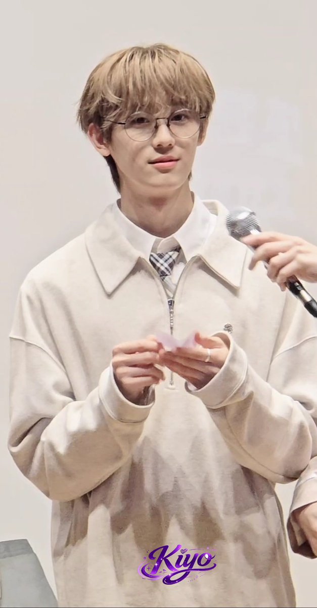 yoonyg0321's tweet image. 260421 하츠웨이브 비바케이팝 대면팬싸
#윤영준 #YYJ

갓경 영준💜

#하츠웨이브 #hrtzwav #HRTZWAV_NINETEEN