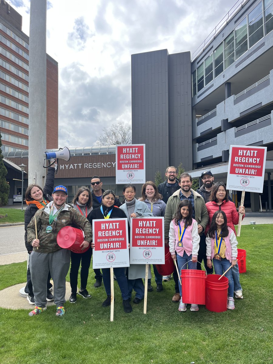 UNITEHERE26's tweet image. Happening now: #BostonMarathon-themed picket at the Hyatt Regency Cambridge! Workers have demanded a fair process to organize the union, and they're in it to win it! #favoritenumber26