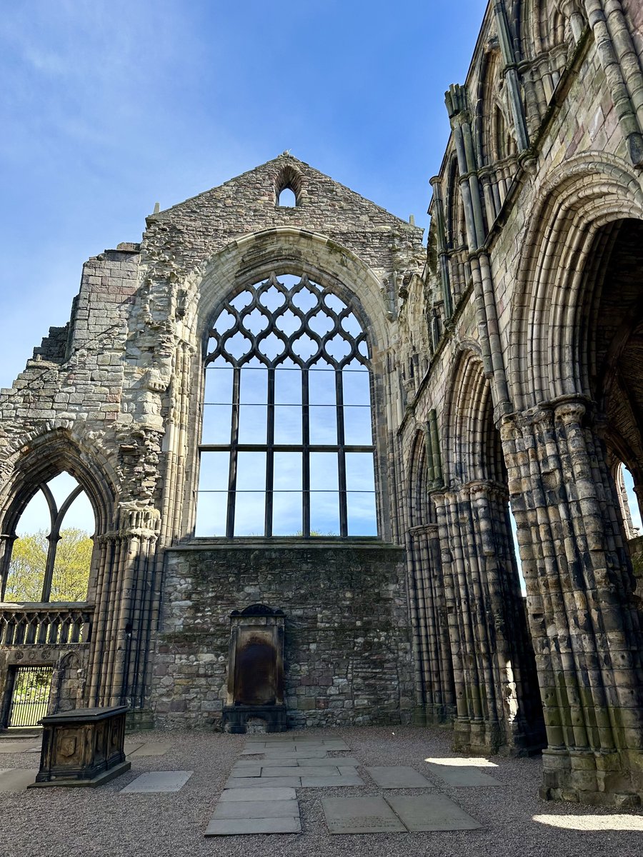 soinisan's tweet photo. Hop-on hop-off bus tour and Holyrood today. Gorgeous city 🌸🏰 https://t.co/gA1ptjI9lh